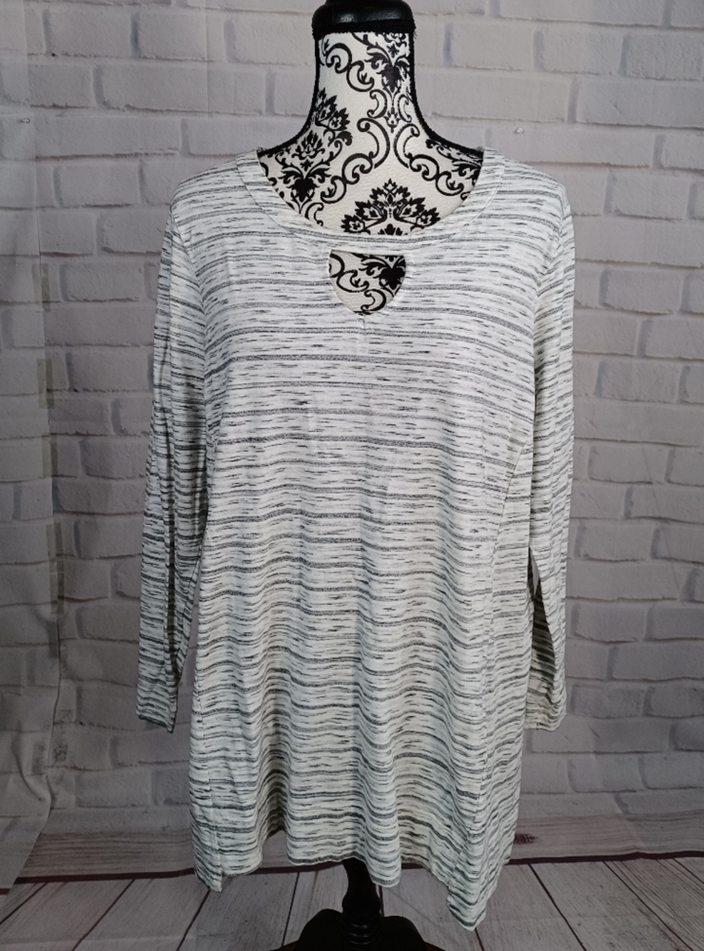 J. Jill Fit women's long sleeve stretch knit geo print keyhole front top bb15